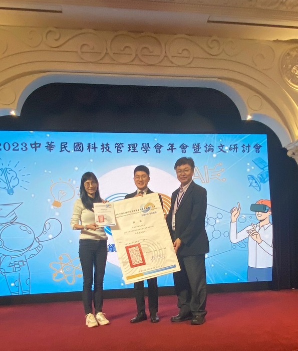 狂賀！廖啟銓、Wasinee Sukawanno同學，榮獲 2023 中華民國科技管理學會年會暨論文研討會的場次最佳論文獎及年度最佳論文獎！圖片