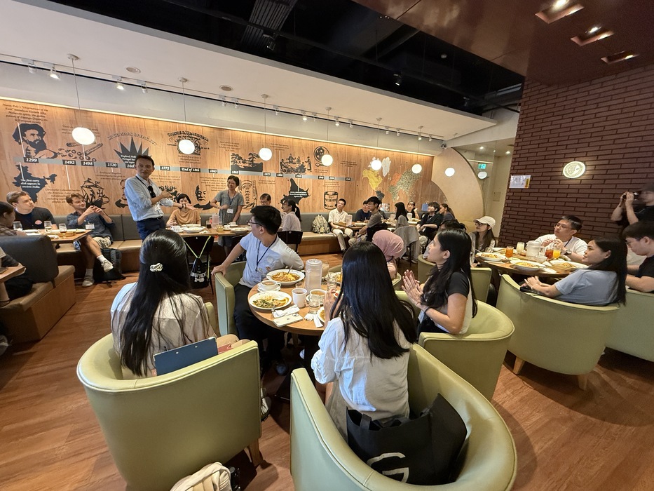 Professors and students self-introductions at COCO Ichibanya to help everyone get acquainted.Image