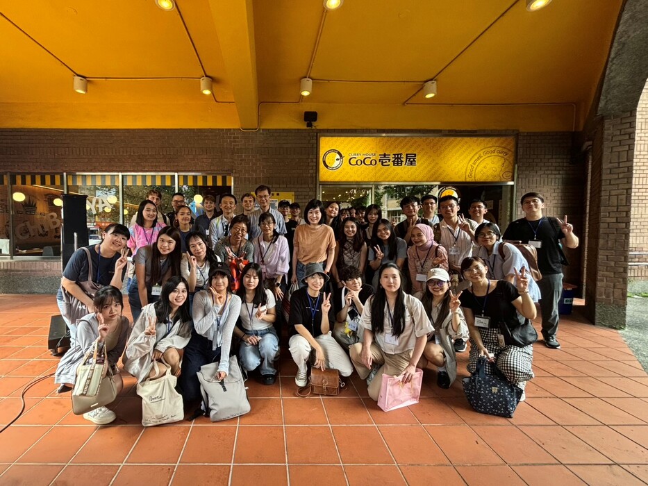 科管所全體師生於餐廳前大合照圖片